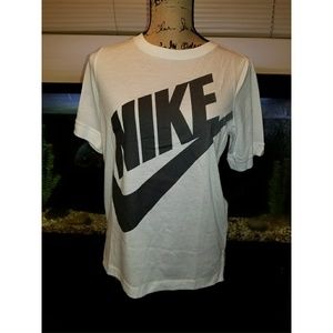 *Last one* Nike t-shirt